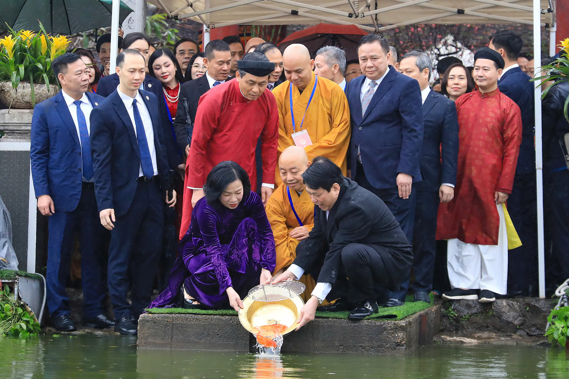 Chủ tịch nước Lương Cường cùng kiều bào dâng hương, thả cá chép - Ảnh 2.