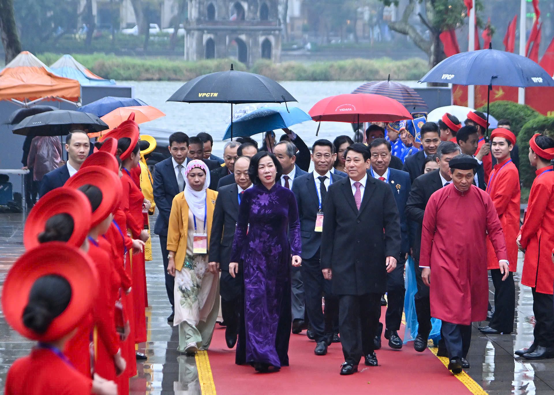 Chủ tịch nước Lương Cường cùng kiều bào dâng hương, thả cá chép - Ảnh 3.