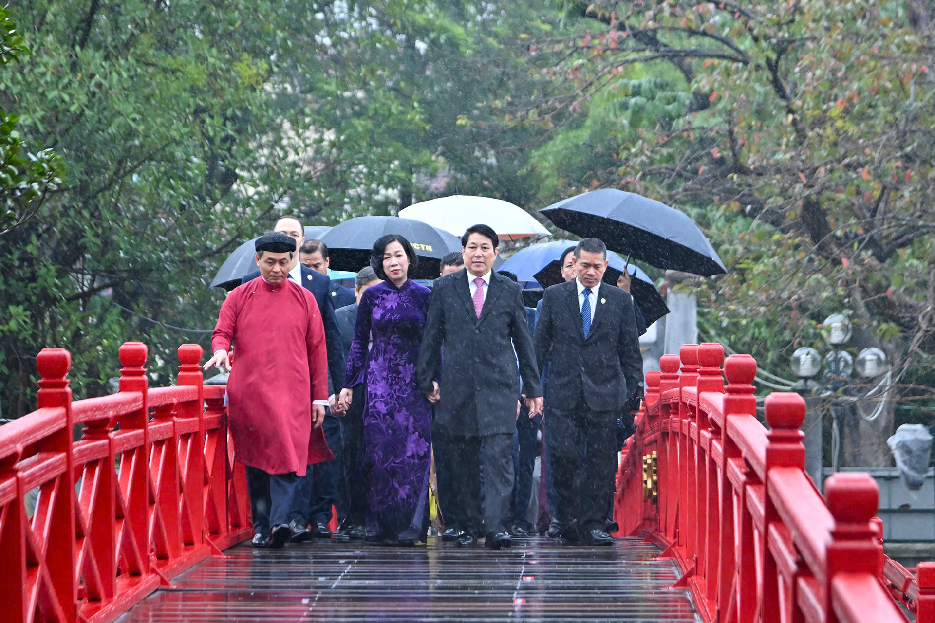 Chủ tịch nước Lương Cường cùng kiều bào dâng hương, thả cá chép - Ảnh 5.