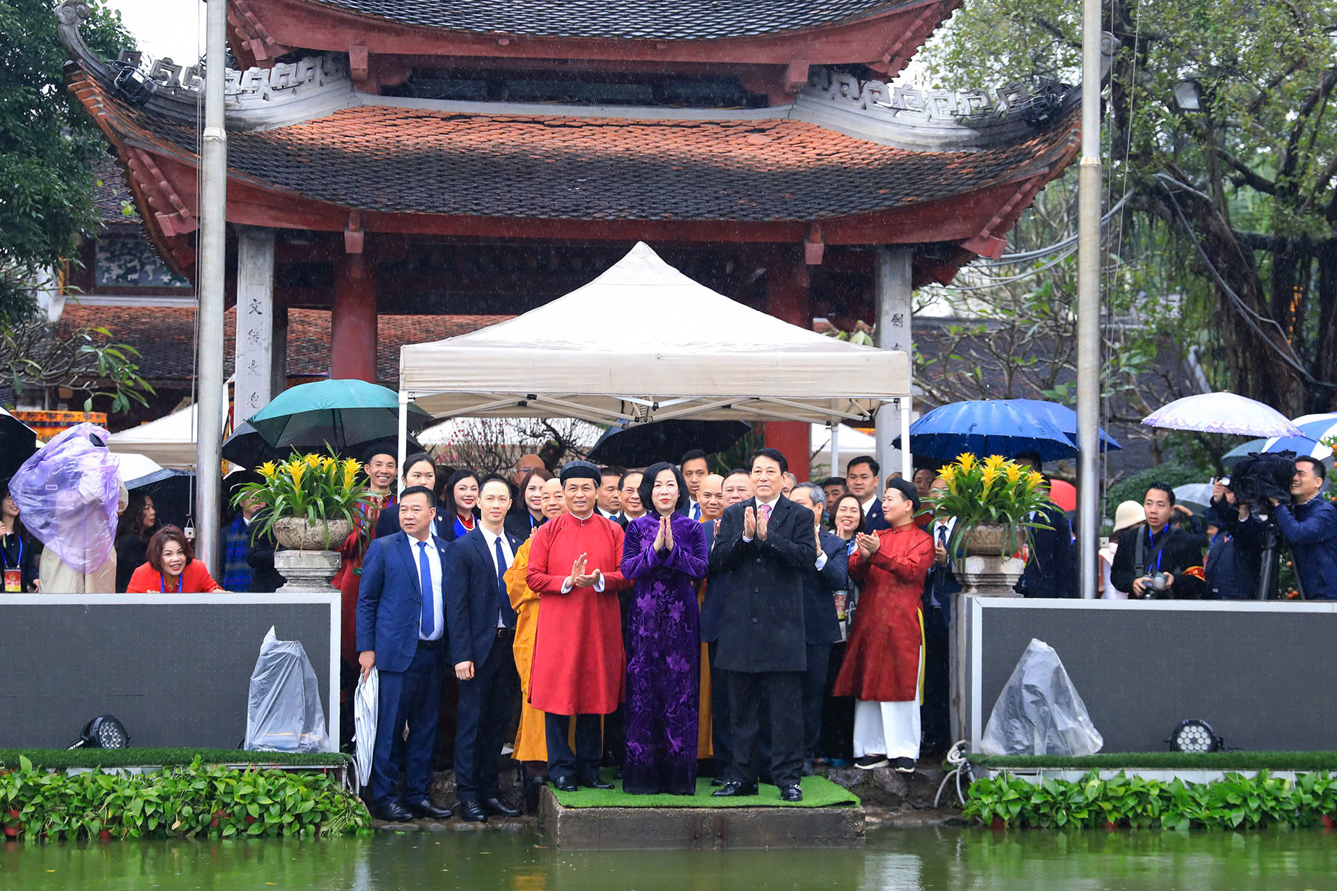 Chủ tịch nước Lương Cường cùng kiều bào dâng hương, thả cá chép - Ảnh 6.