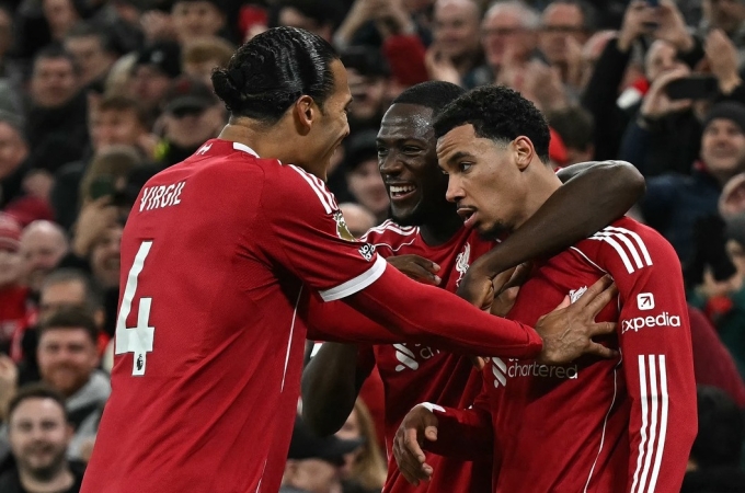 Virgil van Dijk chia vui cùng Ibrahima Konate và Hugo Ekitike trong trận Liverpool thắng Brighton tại Anfield, thành phố Liverpool, Vương quốc Anh ngày 13/12/2025. Ảnh: Liverpoolecho