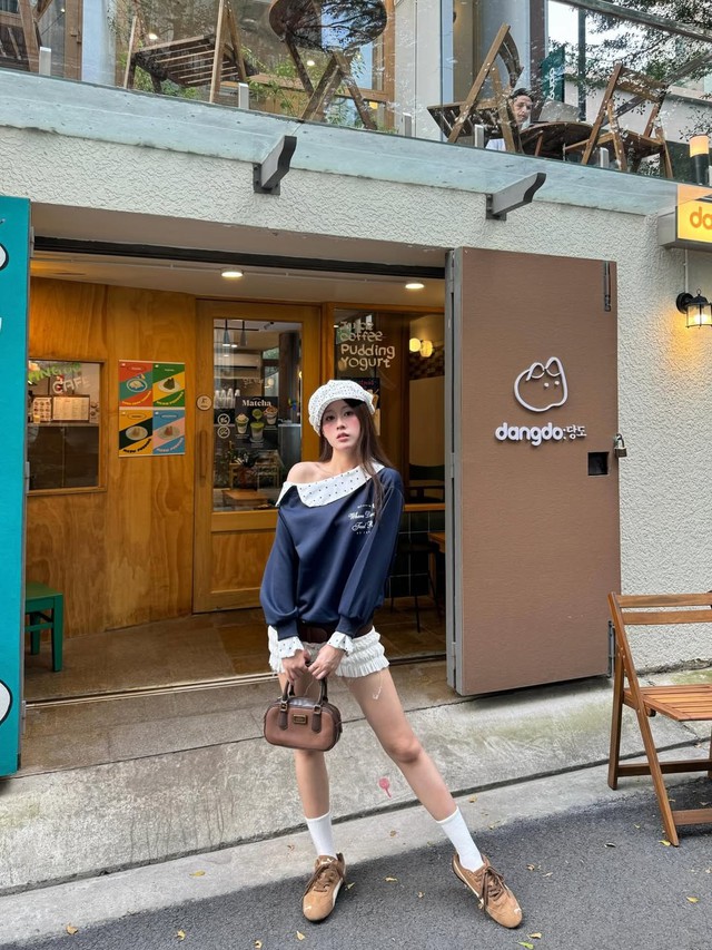 Áo trễ vai phối mũ: Công thức thời trang đang được nhiều cô gái yêu thích- Ảnh 2.