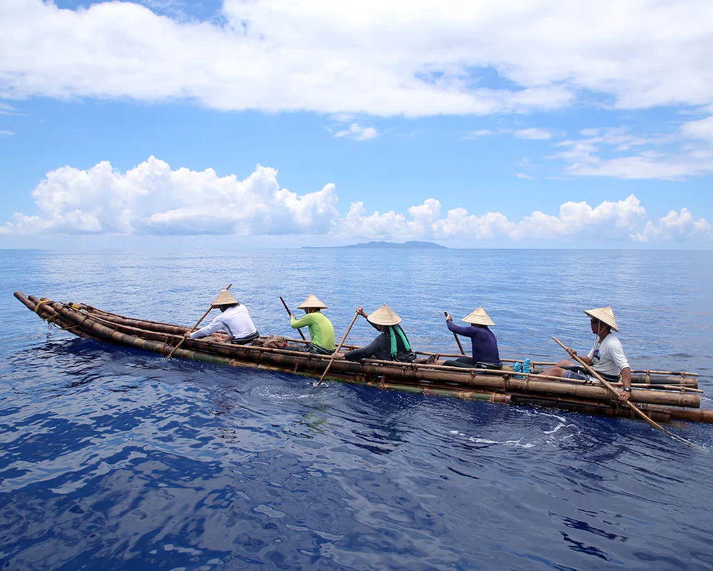 Vượt biển từ Đài Loan tới Nhật bằng thuyền độc mộc _thuyền tre.jpg