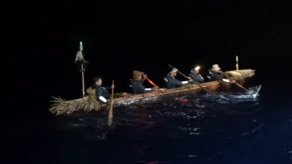 Vượt biển từ Đài Loan tới Nhật bằng thuyền độc mộc _ đêm.png