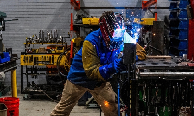 Một kỹ thuật viên xưởng hàn tại Đại học Goodwin ở Connecticut, Mỹ hồi tháng 10/2025. Ảnh: WP