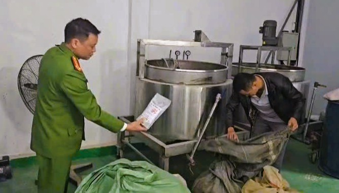 Đánh sập đường dây sản xuất thuốc giả, thực phẩm chức năng quy mô hàng trăm tỉ đồng - Ảnh 4.