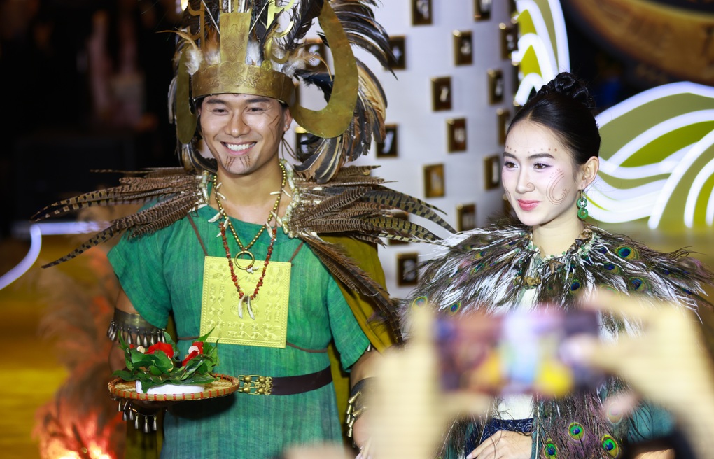 NSND Trọng Trinh mặc áo nặng 20kg, ghép từ 500 lá đồng khi vào vai vua Hùng - 2