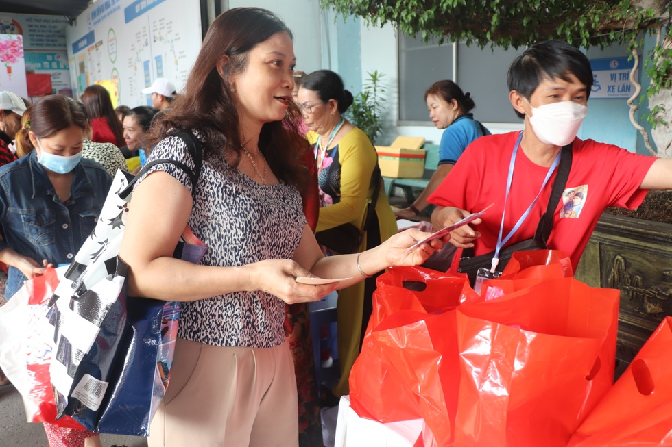 Phiên chợ Tết của bệnh nhân đột quỵ, suy thận giai đoạn cuối ở TPHCM - 2