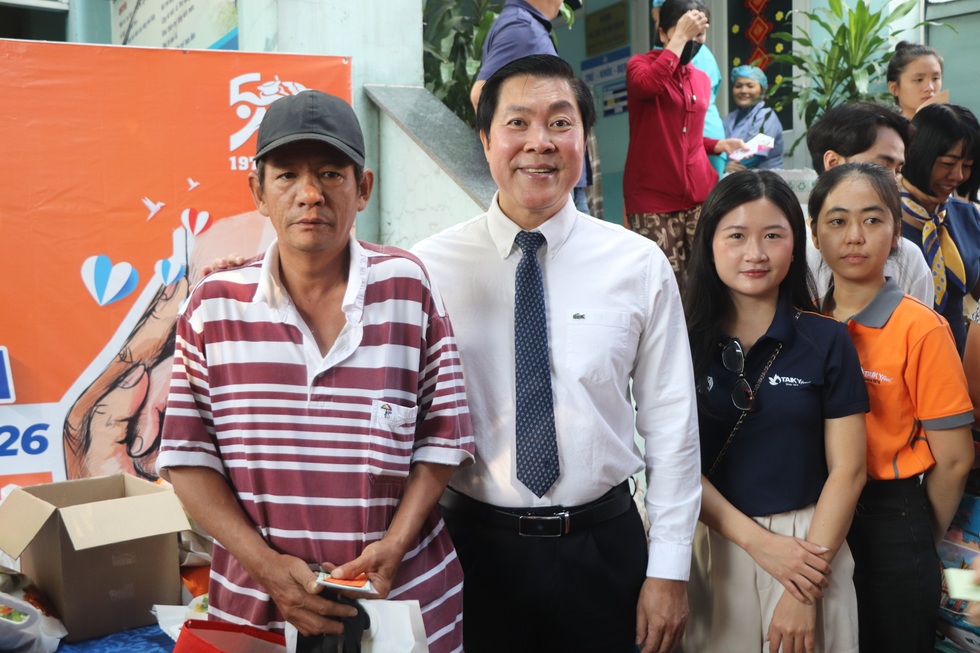 Phiên chợ Tết của bệnh nhân đột quỵ, suy thận giai đoạn cuối ở TPHCM - 4