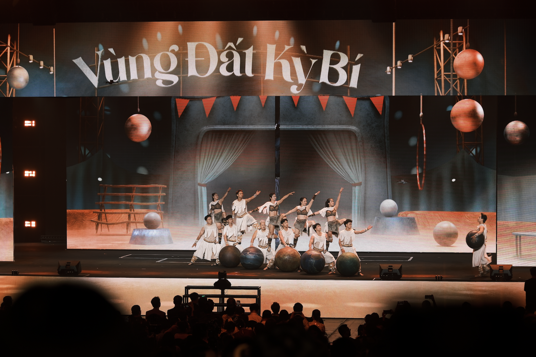 NSND Tự Long quên hình tượng, tân binh hot nhất Vbiz 