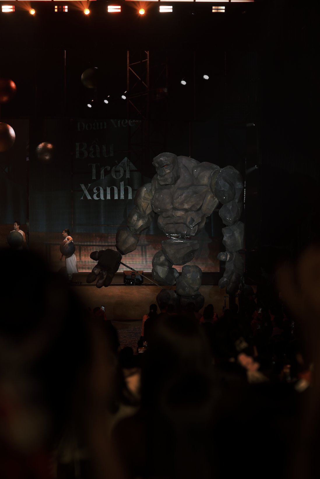 NSND Tự Long quên hình tượng, tân binh hot nhất Vbiz 