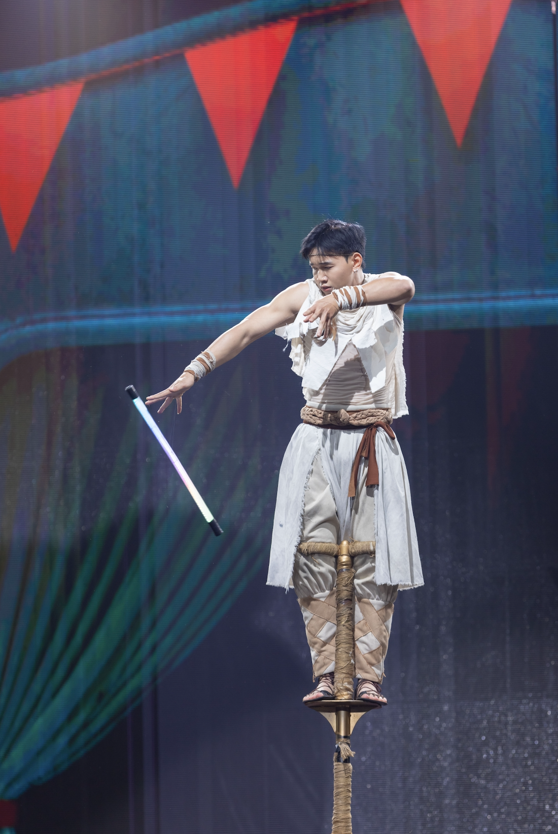 NSND Tự Long quên hình tượng, tân binh hot nhất Vbiz 