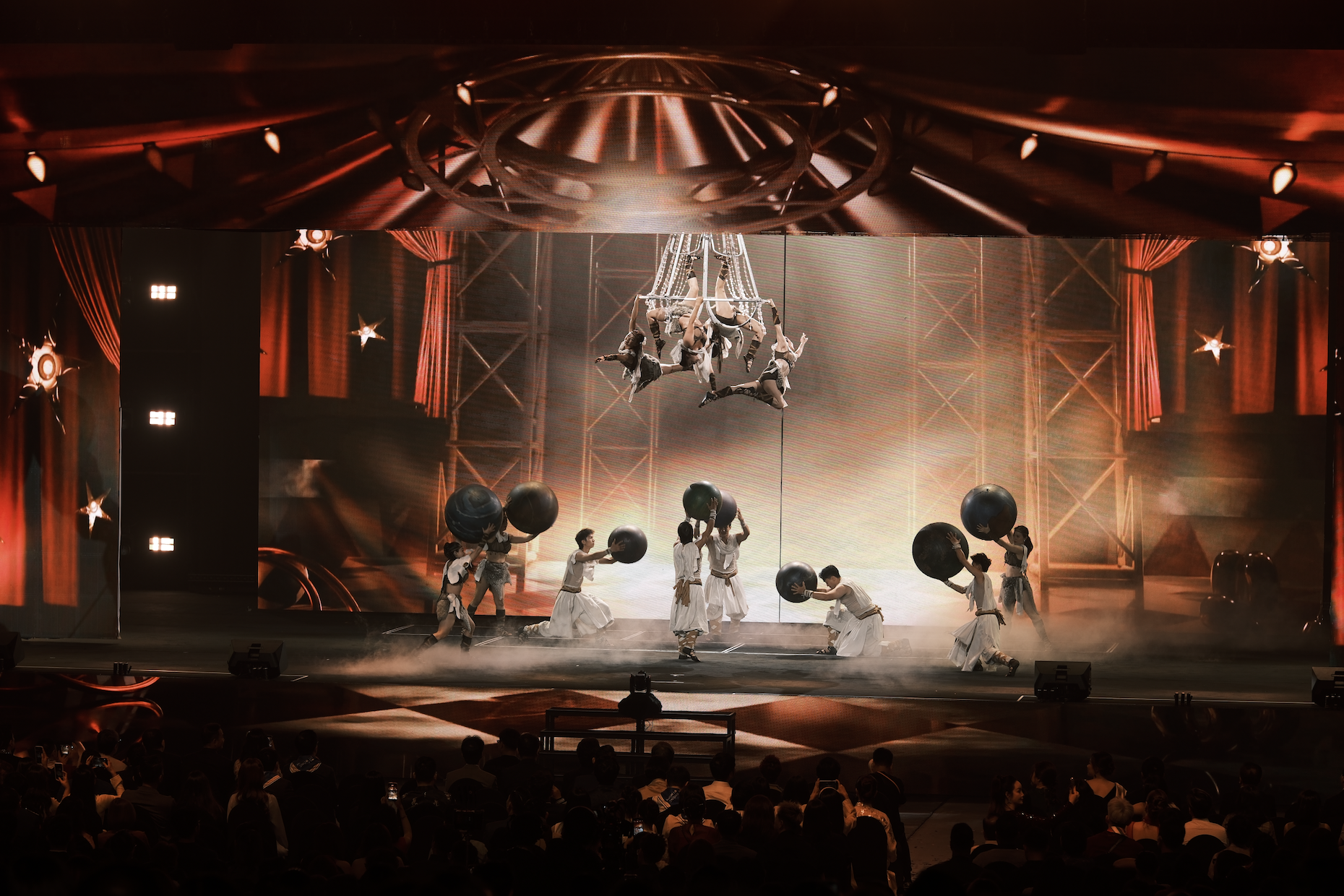 NSND Tự Long quên hình tượng, tân binh hot nhất Vbiz 