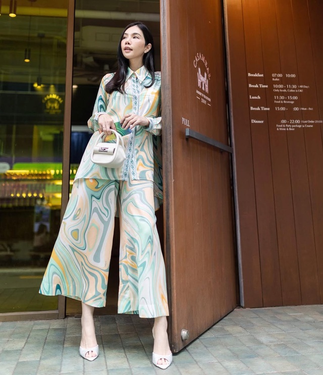 Trang phục họa tiết vân đá mang nét thanh tao ngày xuân- Ảnh 6.