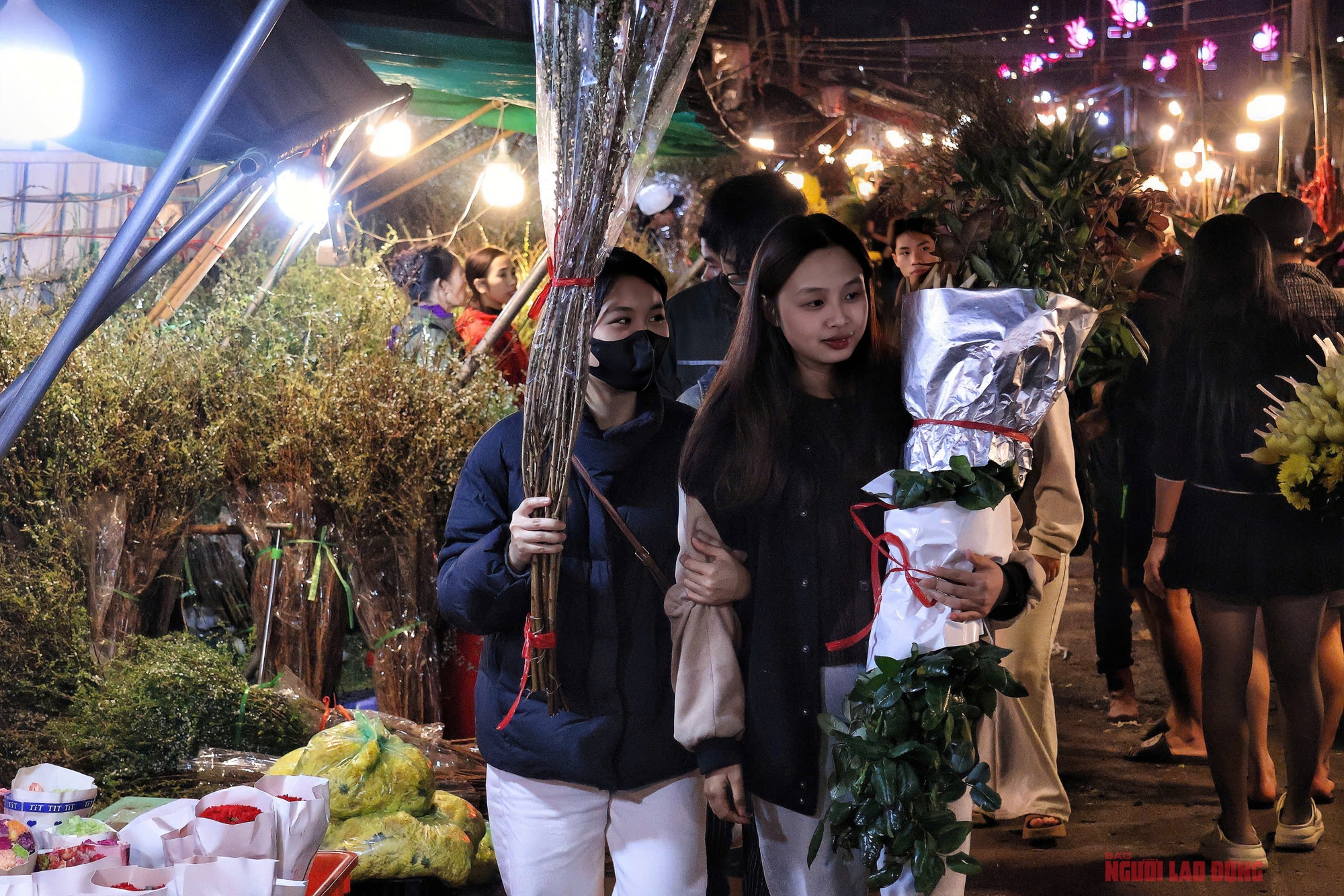 Khám phá chợ hoa Quảng An lớn nhất Hà Nội dịp Tết 2026 - Ảnh 4.