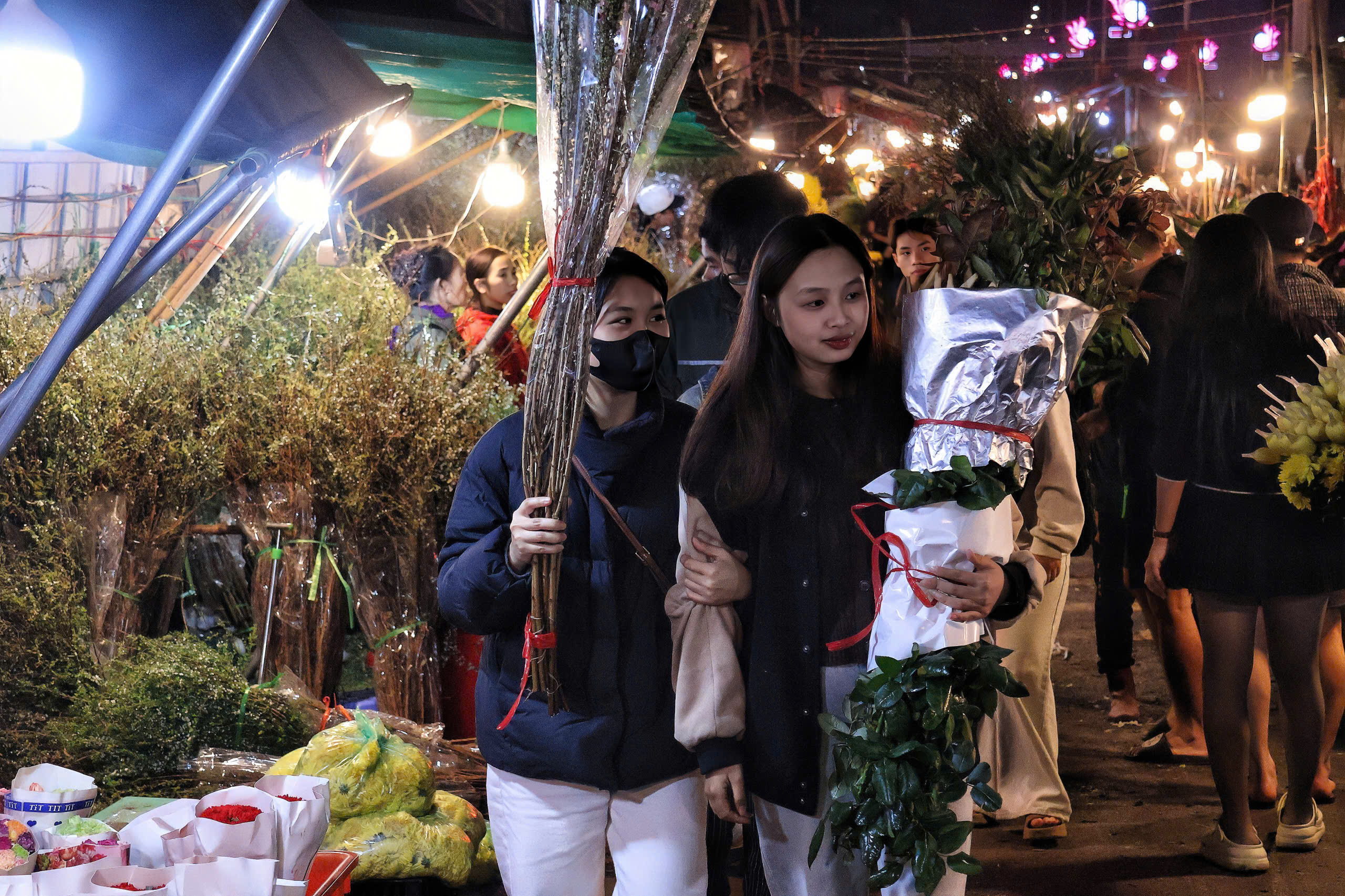 Khám phá chợ hoa Quảng An lớn nhất Hà Nội dịp Tết 2026 - Ảnh 16.