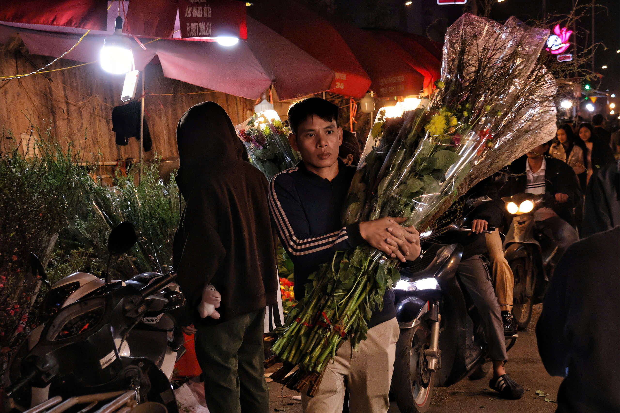 Khám phá chợ hoa Quảng An lớn nhất Hà Nội dịp Tết 2026 - Ảnh 17.