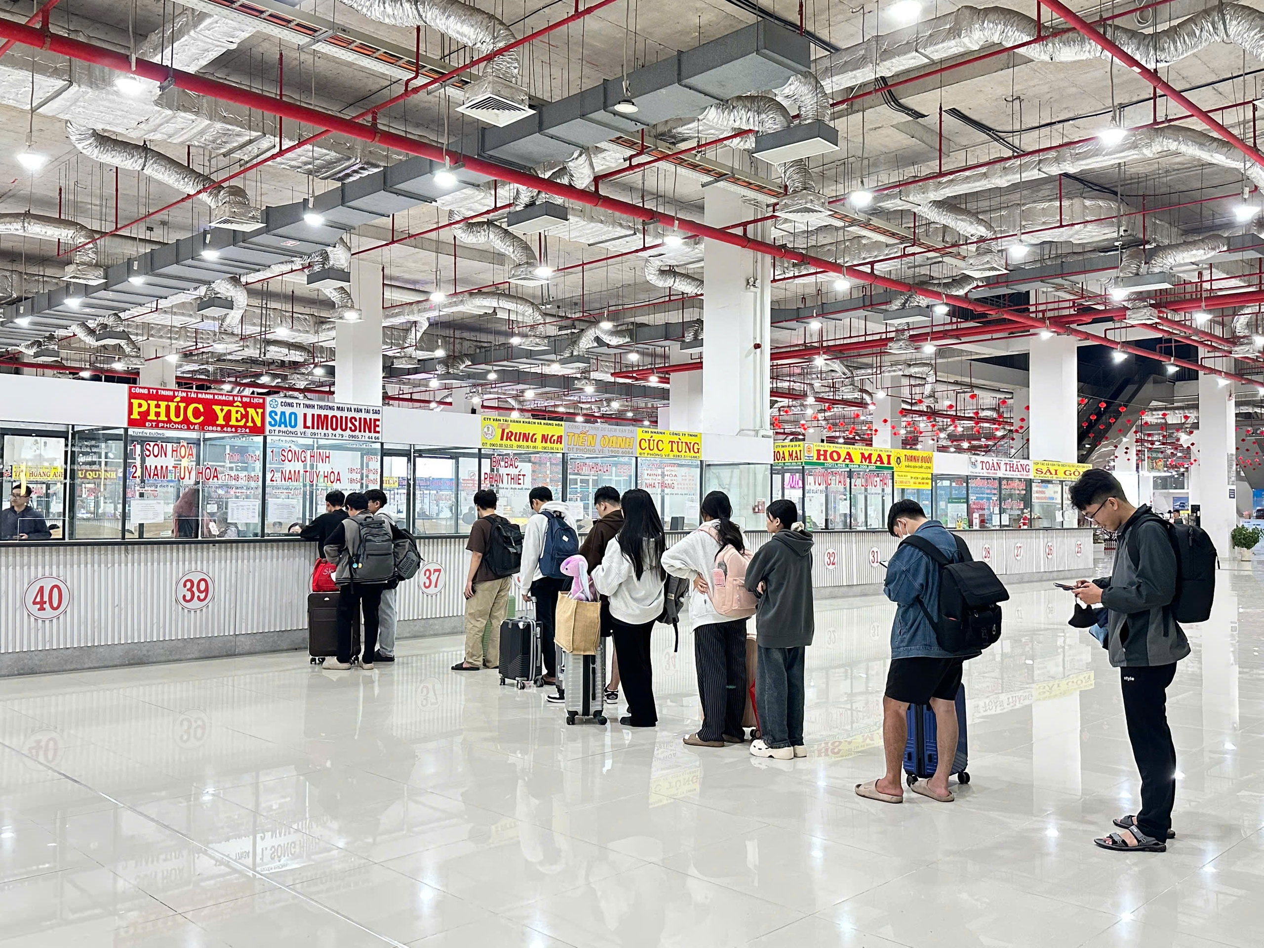 Cận Tết, hành khách đổ về các bến xe TPHCM - Ảnh 2.