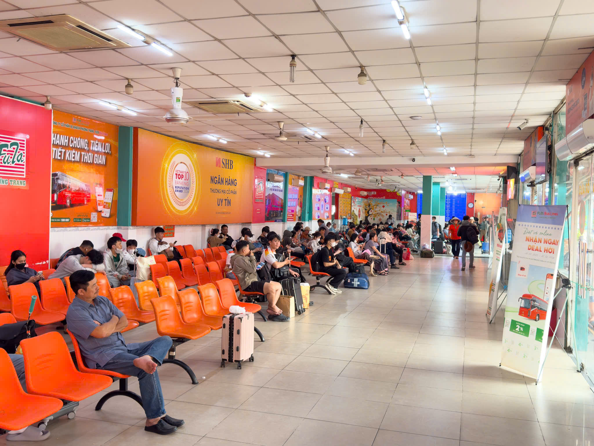 Cận Tết, hành khách đổ về các bến xe TPHCM - Ảnh 3.