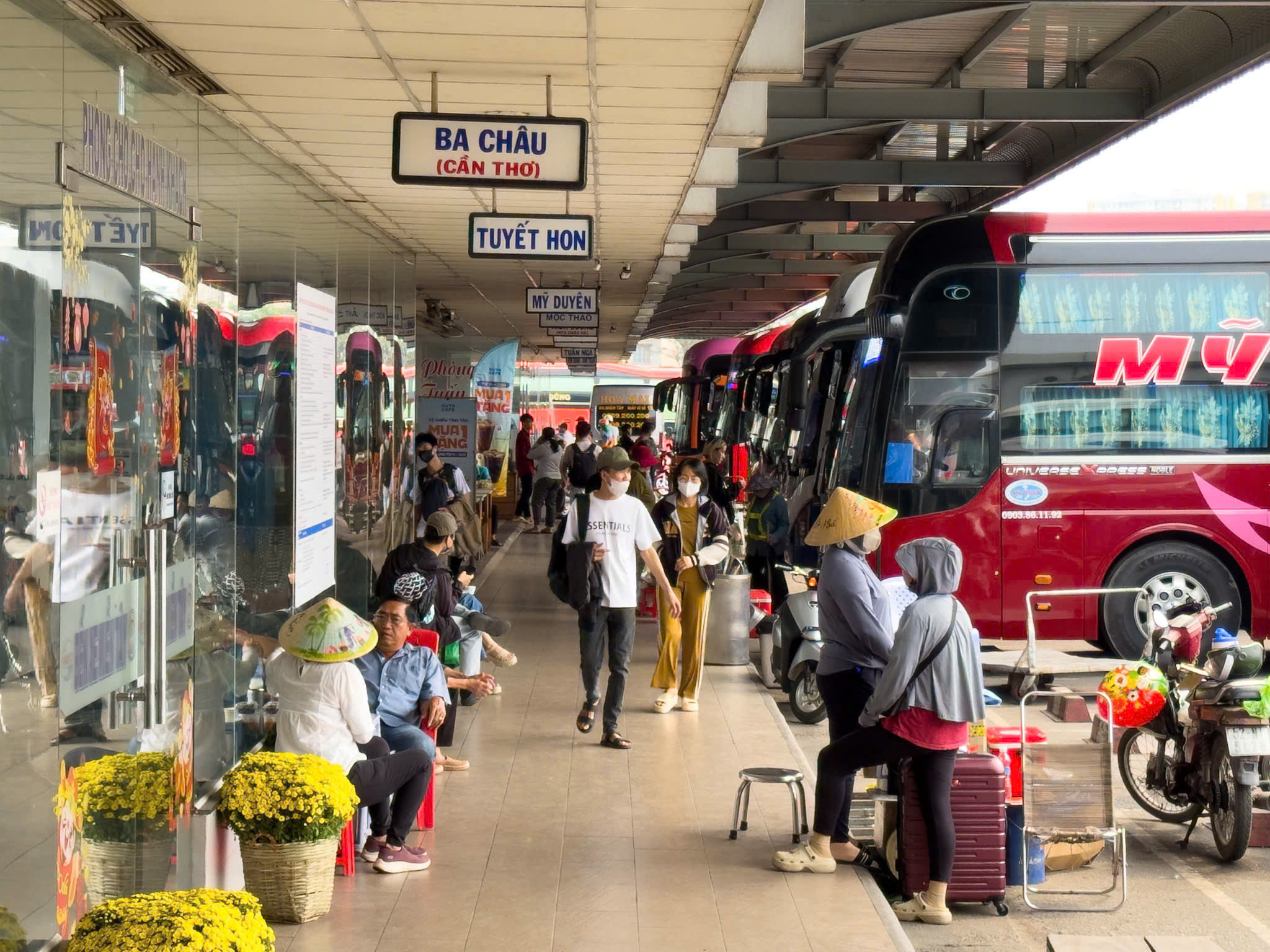 Cận Tết, hành khách đổ về các bến xe TPHCM - Ảnh 4.