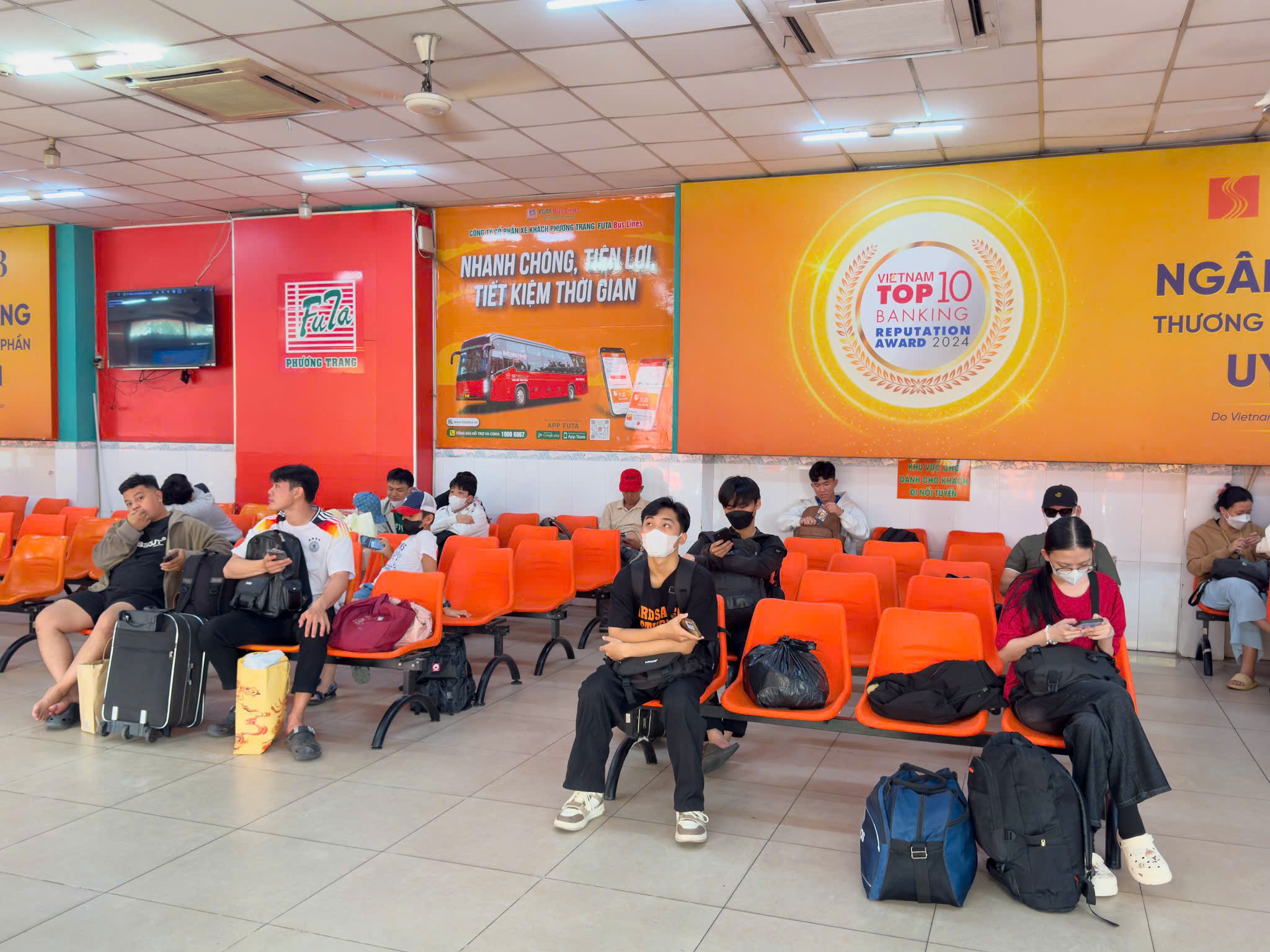 Cận Tết, hành khách đổ về các bến xe TPHCM - Ảnh 5.