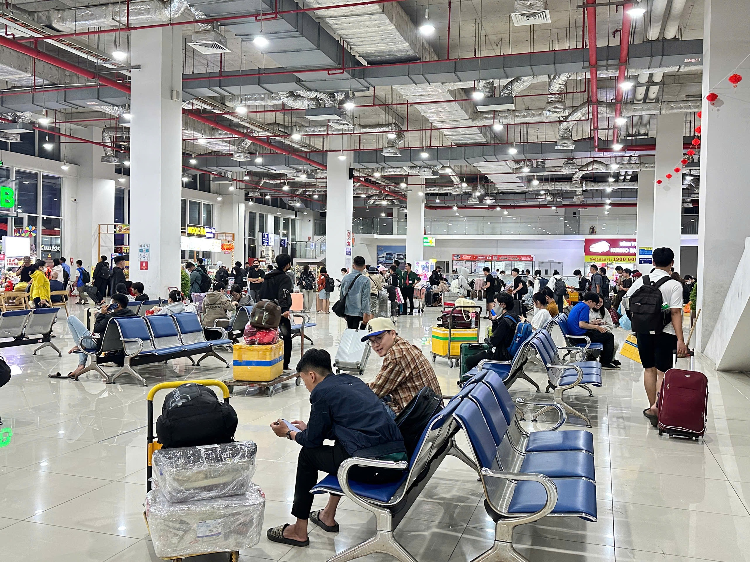 Cận Tết, hành khách đổ về các bến xe TPHCM - Ảnh 6.