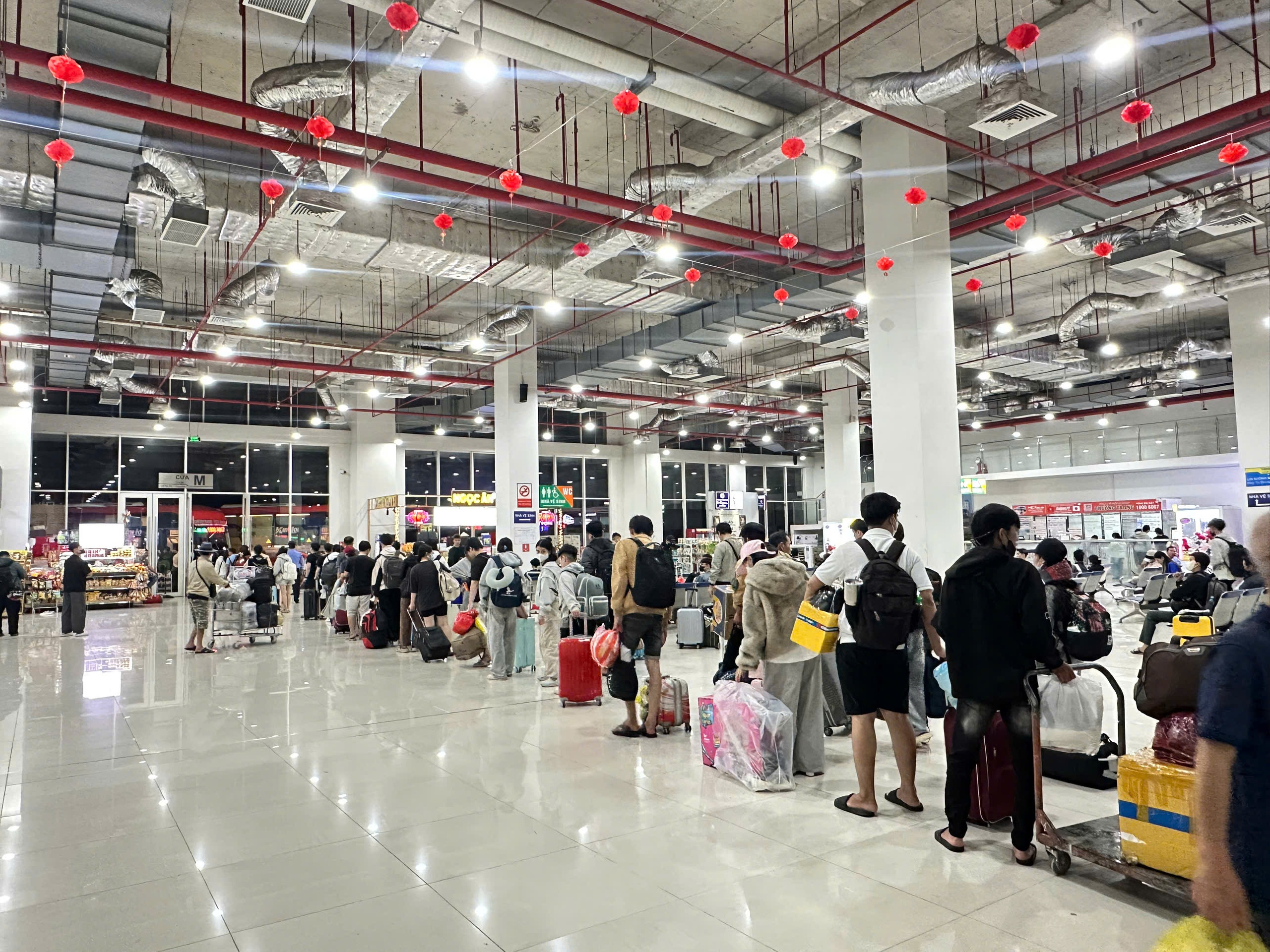 Cận Tết, hành khách đổ về các bến xe TPHCM - Ảnh 7.