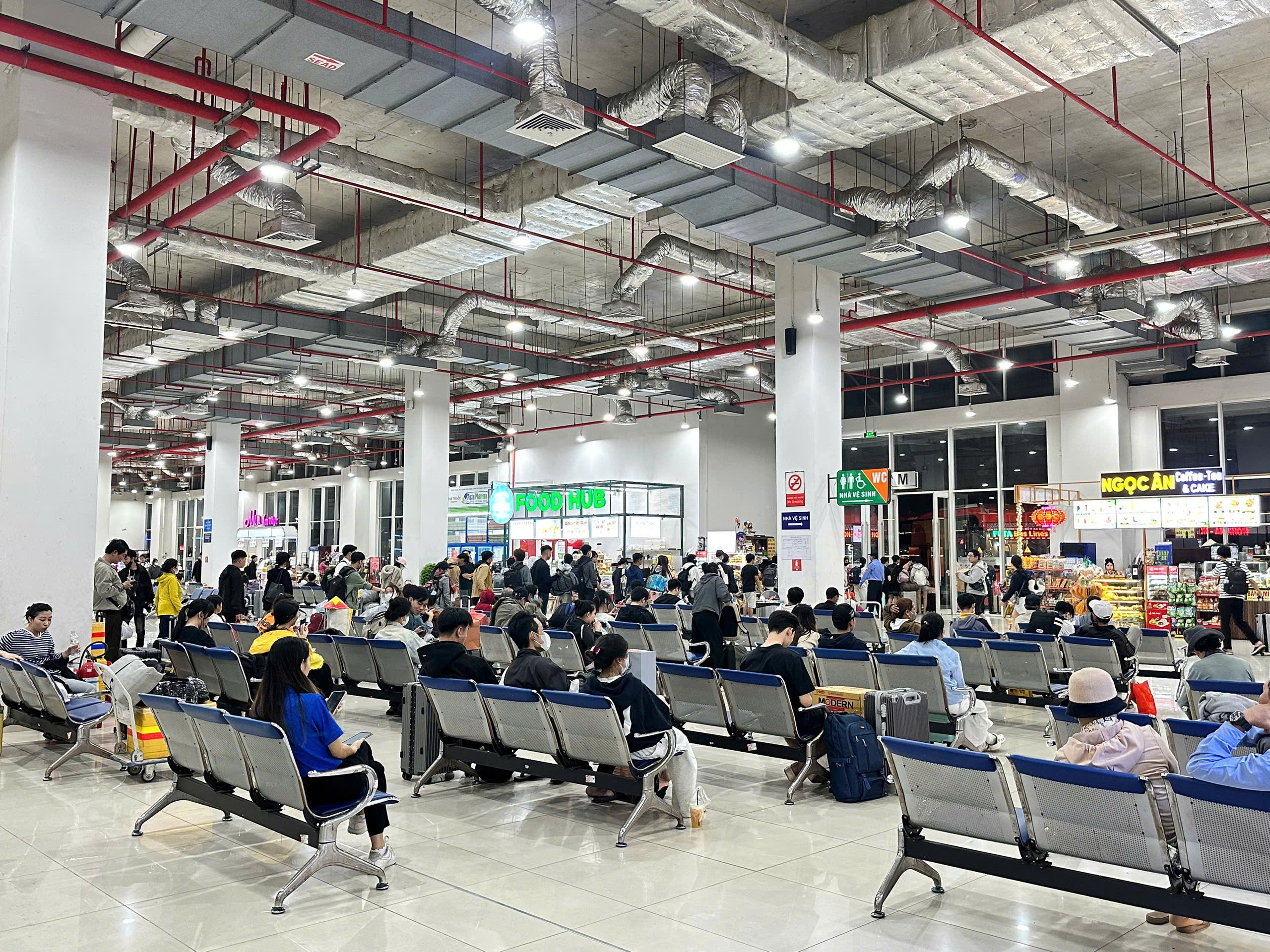 Cận Tết, hành khách đổ về các bến xe TPHCM - Ảnh 8.