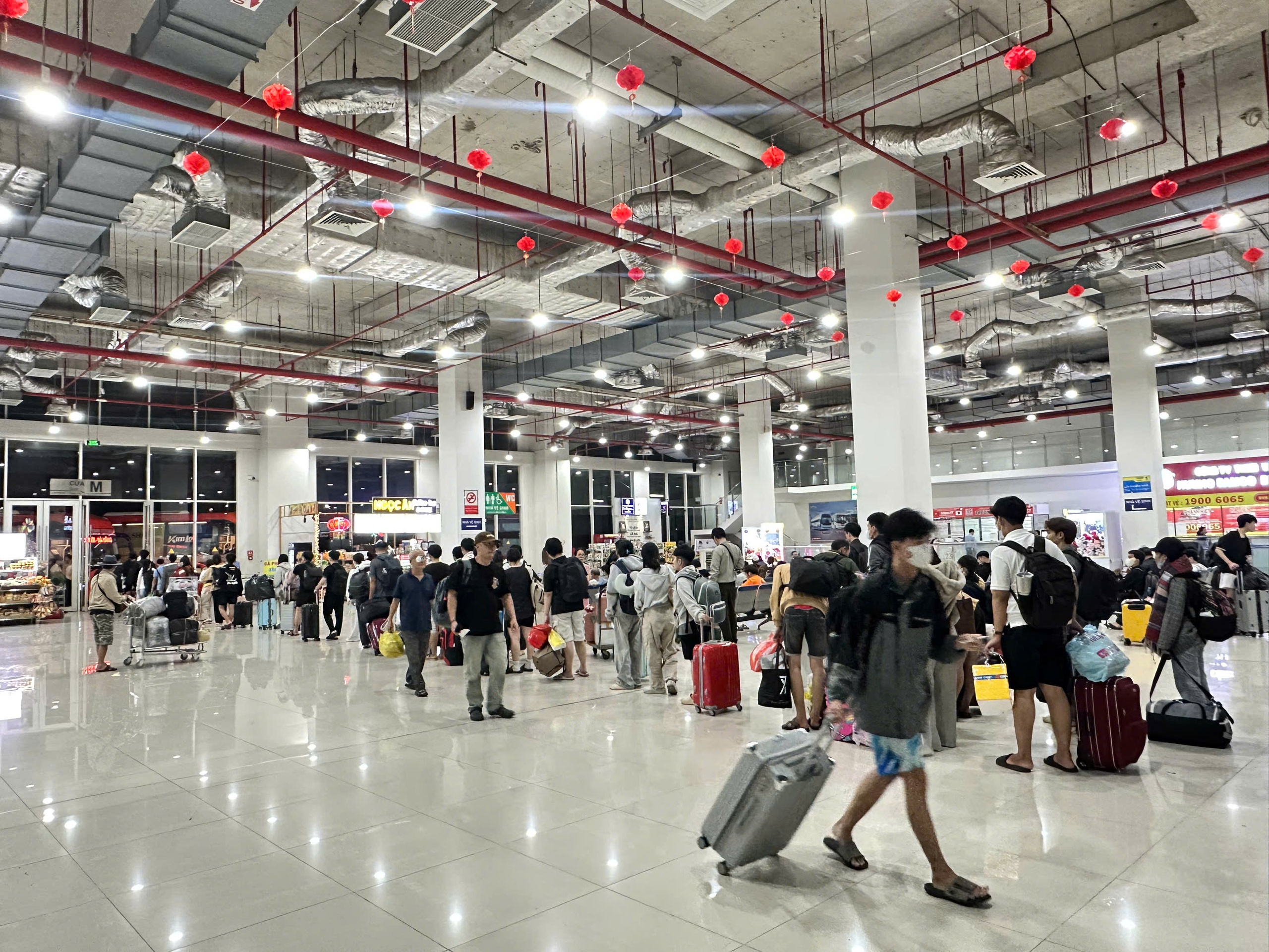 Cận Tết, hành khách đổ về các bến xe TPHCM - Ảnh 9.