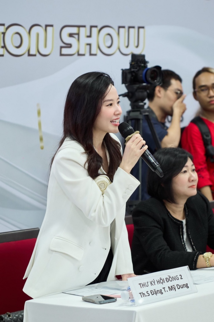 Trong những buổi chấm thi, bà xã doanh nhân Minh Đạt thường kết hợp váy đen với blazer trắng phom dáng cứng cáp, tạo hình ảnh thanh lịch.