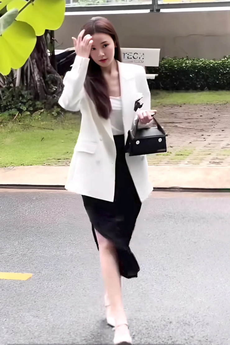 Kiểu mix-match này được Midu ưa chuộng từ sau khi kết hôn. Cô thường khoe những set đồ không quá cầu kỳ trong phom dáng, hạn chế tối đa về màu sắc.