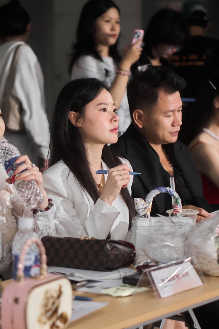 Những bộ cánh đơn sắc giúp Midu tạo hình ảnh chuyên nghiệp, không phô trương, gần gũi với các học trò.