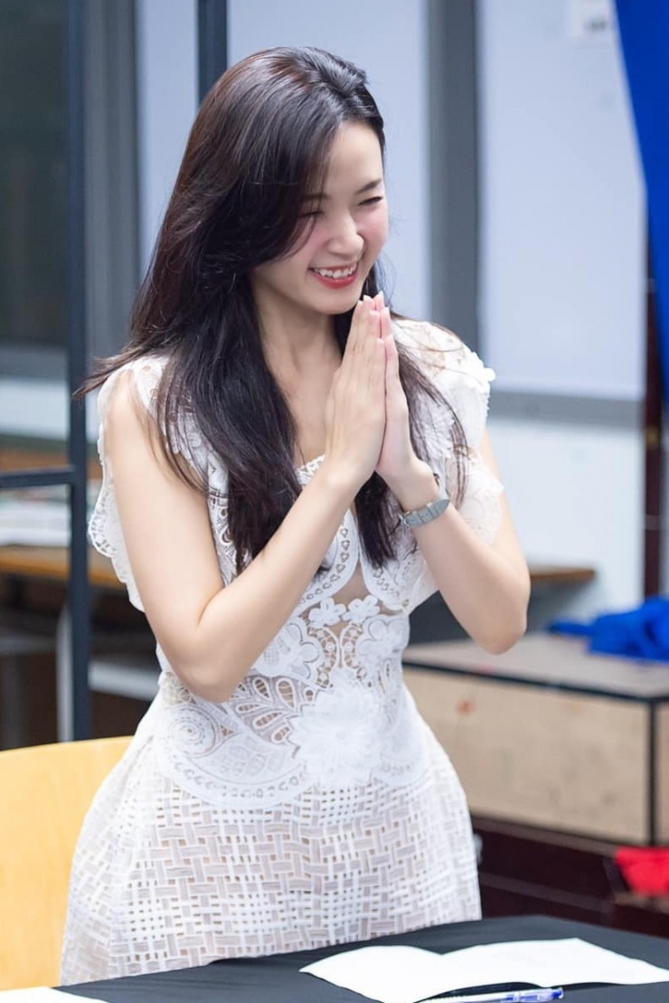 Mỗi lần đến trường, bà xã thiếu gia Minh Đạt thường chọn trang phục của các nhà thiết kế trong nước.