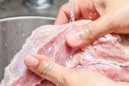 Có nên rửa thịt trước khi cho vào tủ lạnh không?