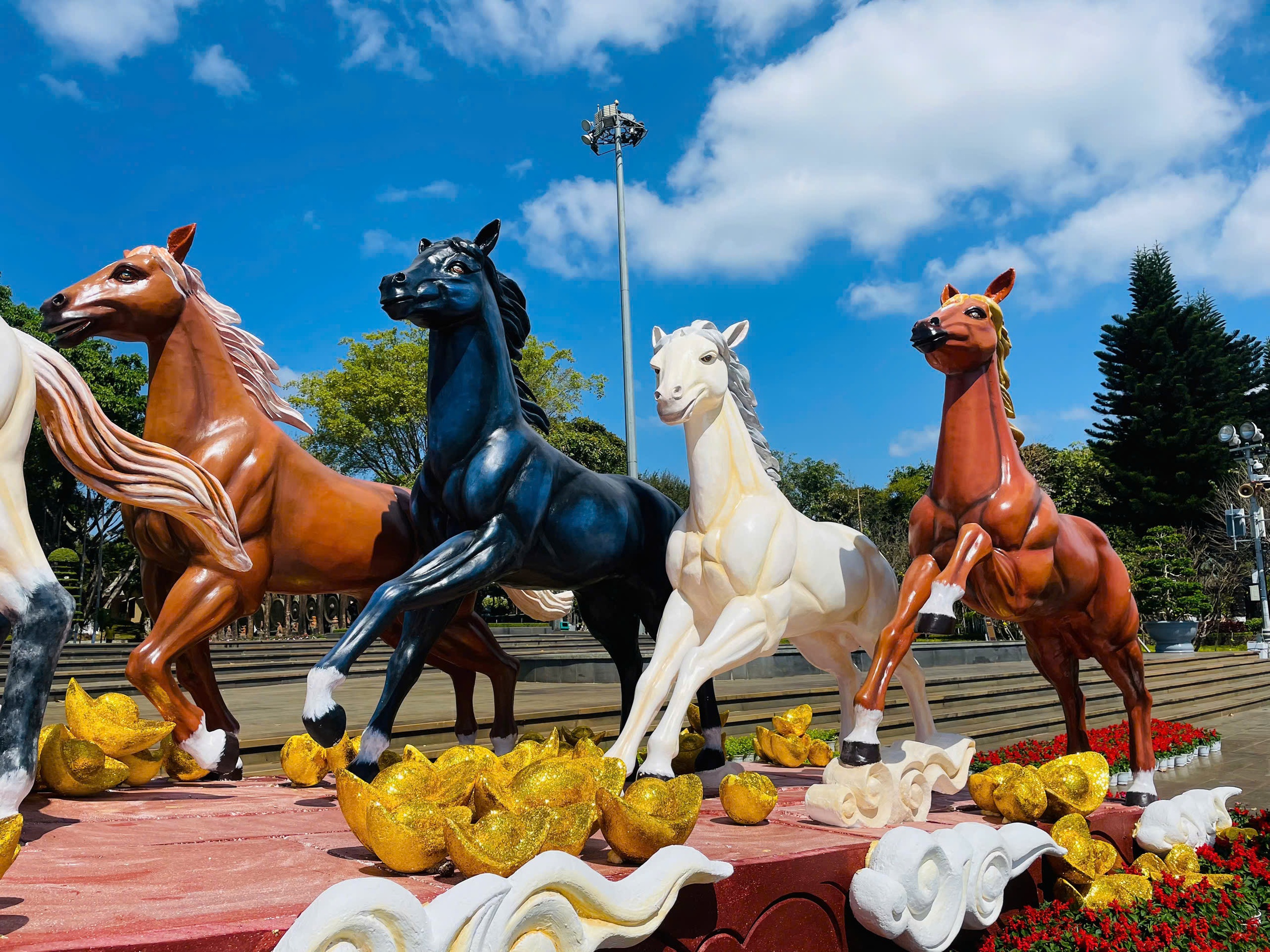 Linh vật Bát mã thành điểm check-in hút khách dịp Tết Bính Ngọ tại tây Gia Lai- Ảnh 2.