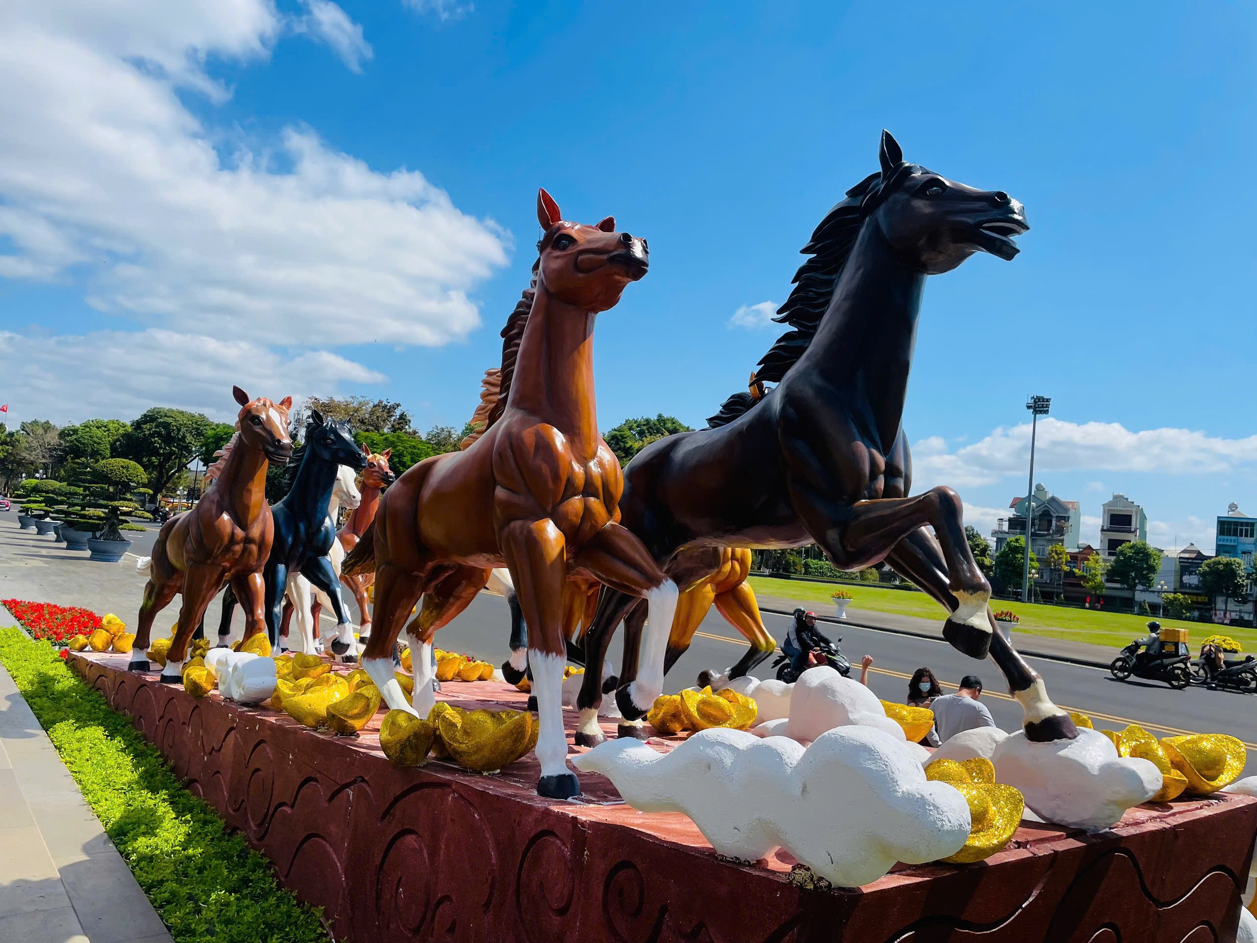 Linh vật Bát mã thành điểm check-in hút khách dịp Tết Bính Ngọ tại tây Gia Lai- Ảnh 3.