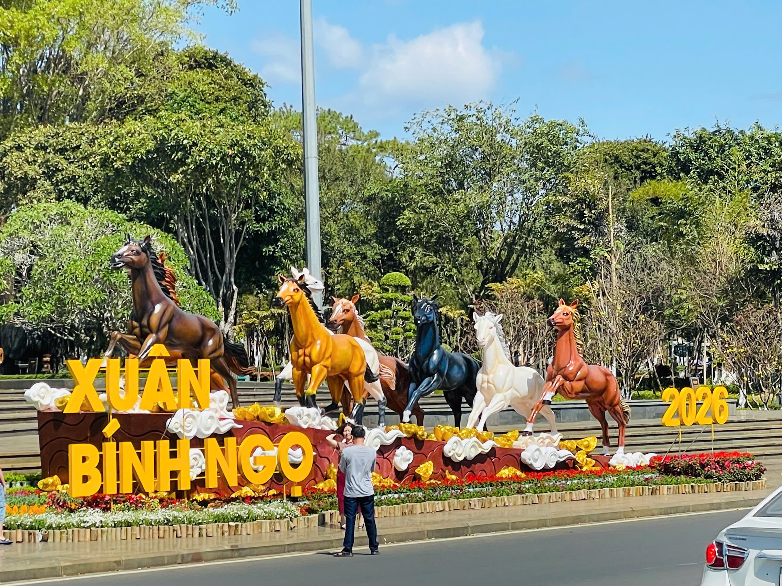 Linh vật Bát mã thành điểm check-in hút khách dịp Tết Bính Ngọ tại tây Gia Lai- Ảnh 4.