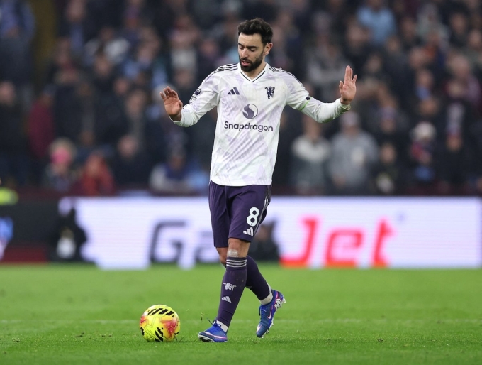 Bruno Fernandes trong trận Man Utd gặp Aston Villa trên sân Villa Park, thành phố Birmingham, tối 21/12/2025. Ảnh: Reuters