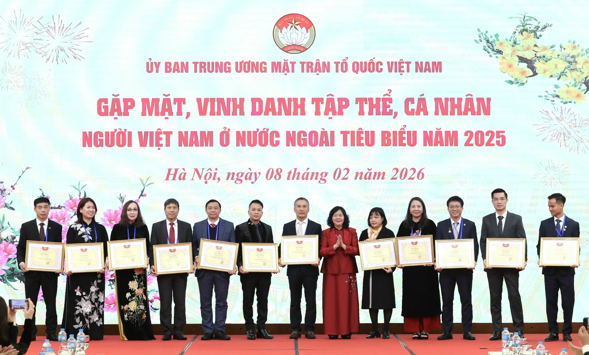 Lãnh đạo Mặt trận Tổ quốc Việt Nam khen thưởng những kiều bào tiêu biểu - Ảnh 6.