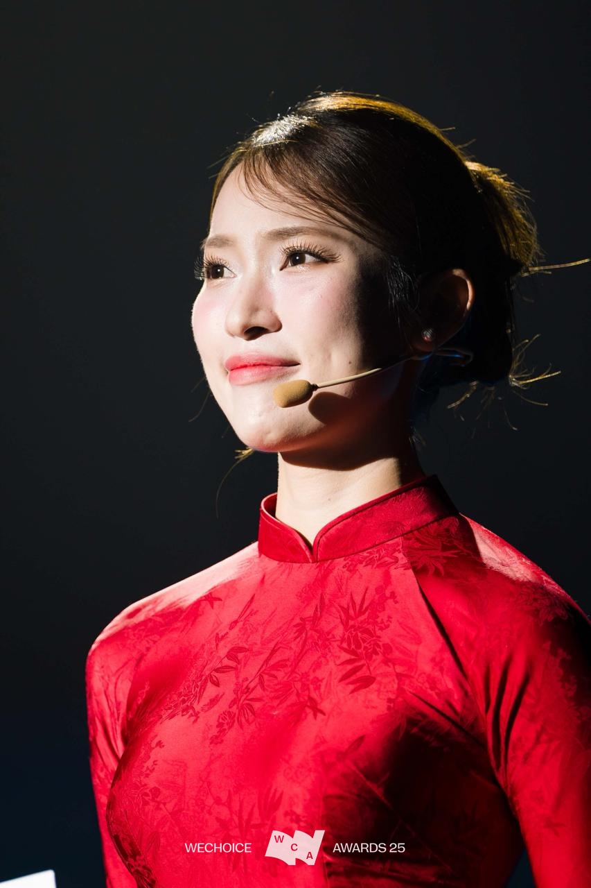 Trọn vẹn trường đoạn xúc động nhất tại Gala WeChoice 2025: Lần đầu tiên, câu chuyện của 21 đề cử Truyền cảm hứng được kể theo cách này!- Ảnh 2.