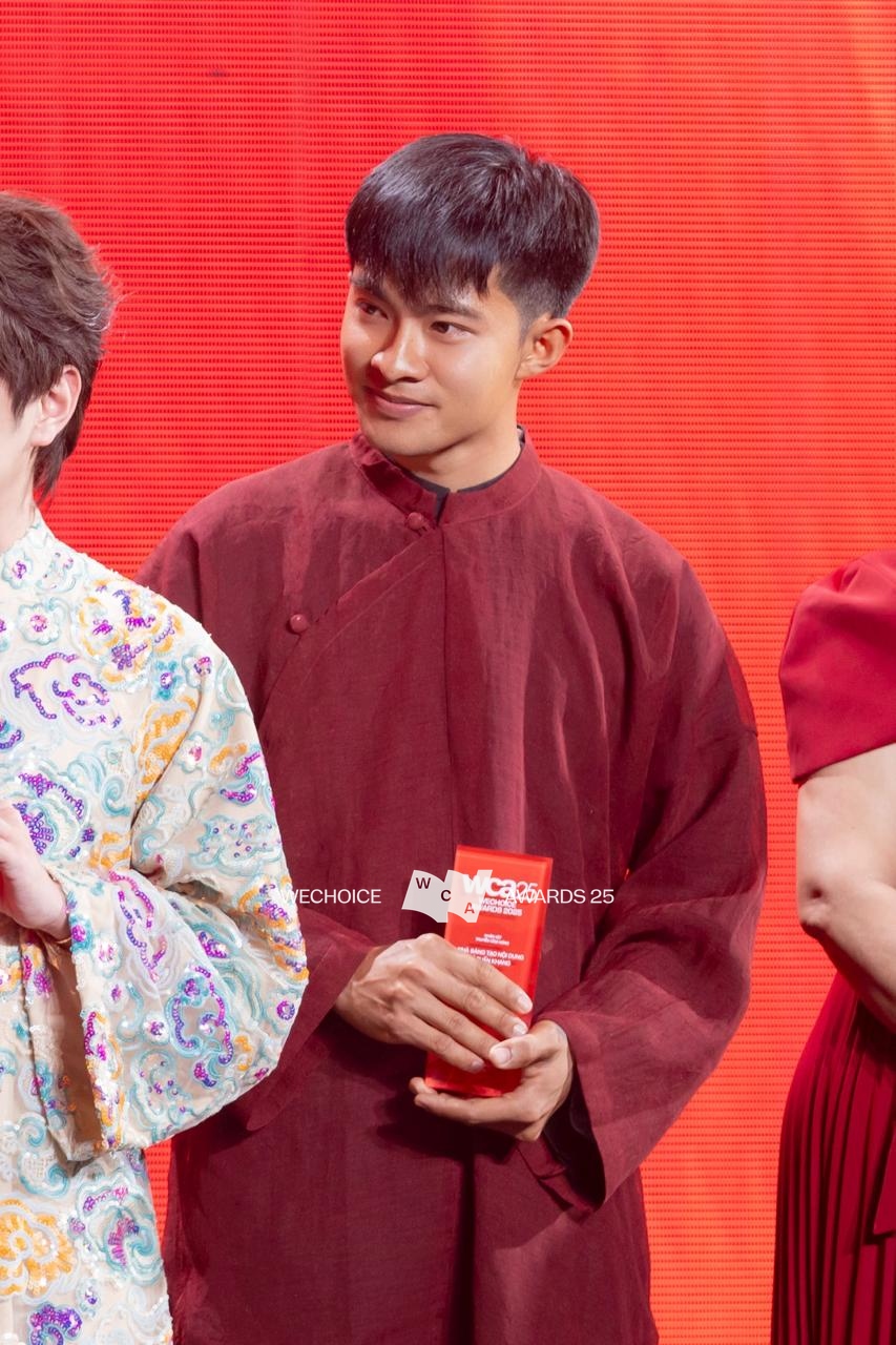 Trọn vẹn trường đoạn xúc động nhất tại Gala WeChoice 2025: Lần đầu tiên, câu chuyện của 21 đề cử Truyền cảm hứng được kể theo cách này!- Ảnh 7.