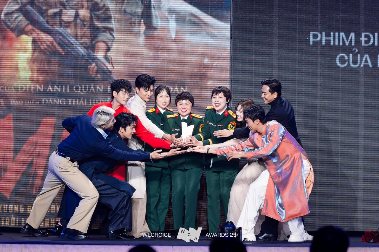 Trọn vẹn trường đoạn xúc động nhất tại Gala WeChoice 2025: Lần đầu tiên, câu chuyện của 21 đề cử Truyền cảm hứng được kể theo cách này!- Ảnh 12.
