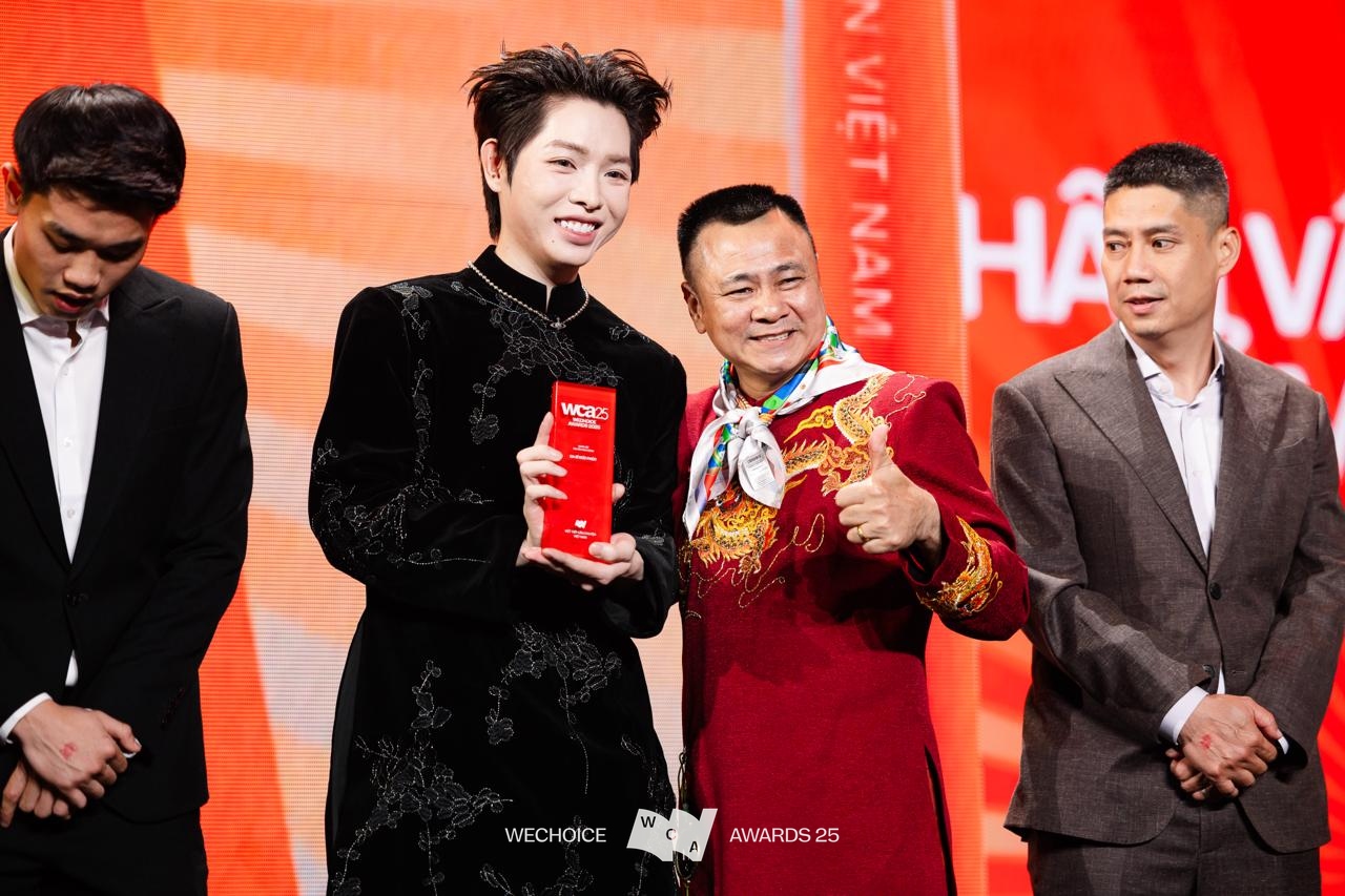 Trọn vẹn trường đoạn xúc động nhất tại Gala WeChoice 2025: Lần đầu tiên, câu chuyện của 21 đề cử Truyền cảm hứng được kể theo cách này!- Ảnh 21.