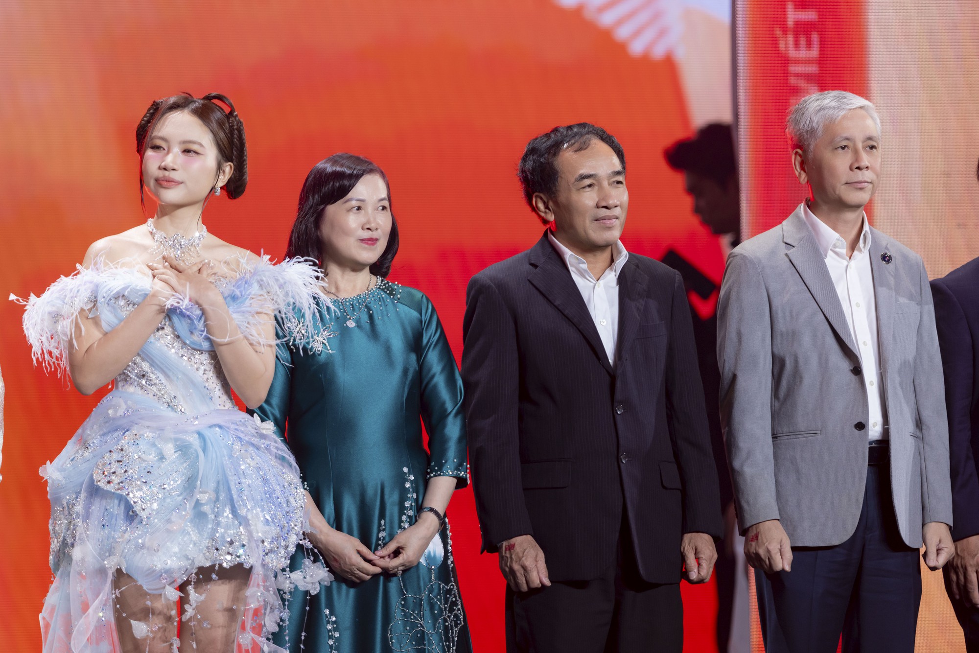 Trọn vẹn trường đoạn xúc động nhất tại Gala WeChoice 2025: Lần đầu tiên, câu chuyện của 21 đề cử Truyền cảm hứng được kể theo cách này!- Ảnh 22.