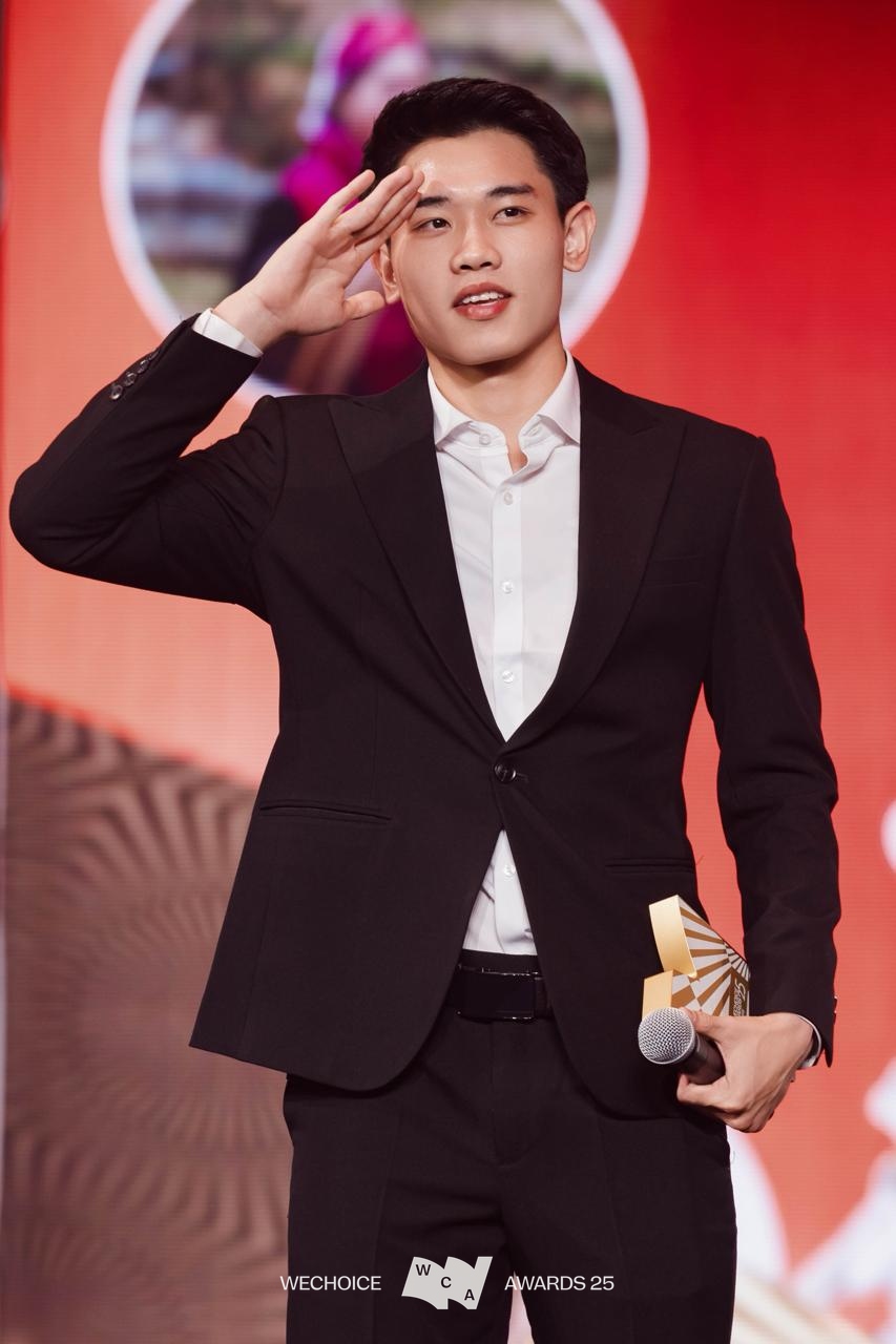 Trọn vẹn trường đoạn xúc động nhất tại Gala WeChoice 2025: Lần đầu tiên, câu chuyện của 21 đề cử Truyền cảm hứng được kể theo cách này!- Ảnh 24.