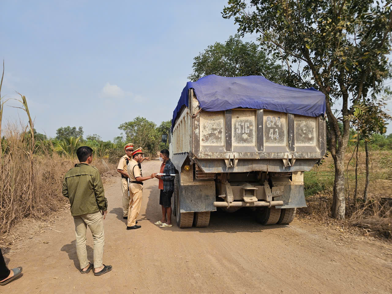 CSGT mật phục bắt xe ben chở đất 