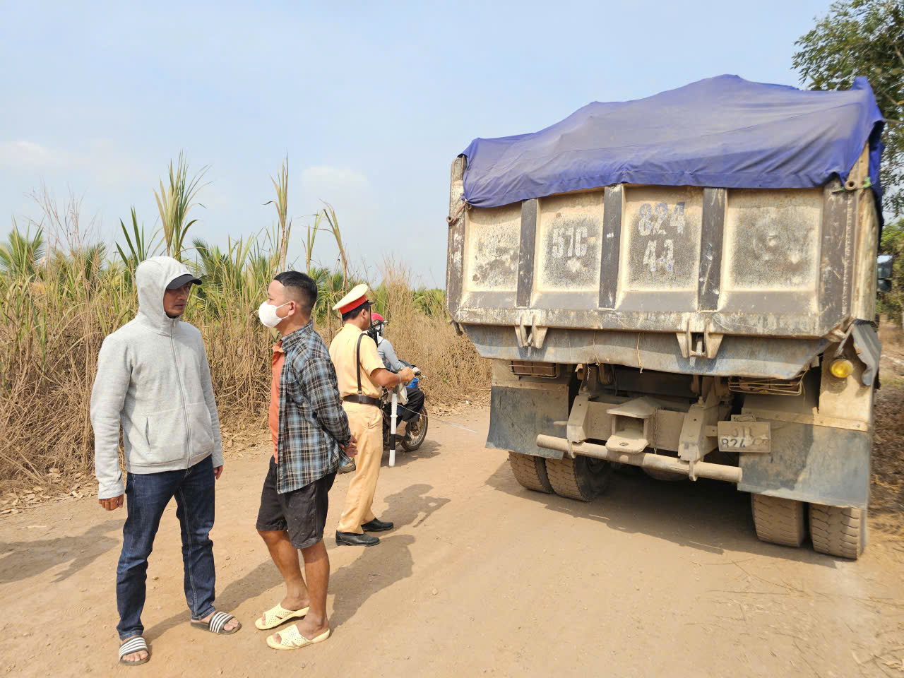 CSGT mật phục bắt xe ben chở đất 