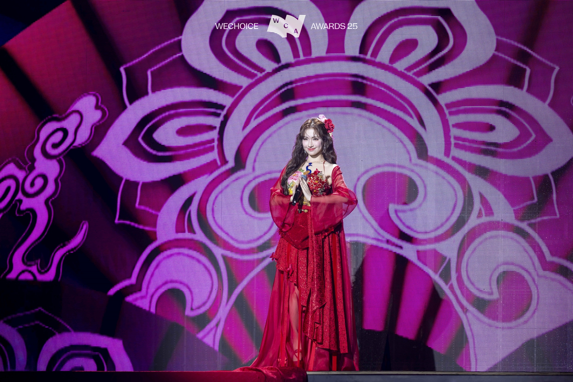 Hành động tinh tế của Hòa Minzy khi nhận giải Top 21 Nhân vật truyền cảm hứng tại WeChoice Awards 2025- Ảnh 3.