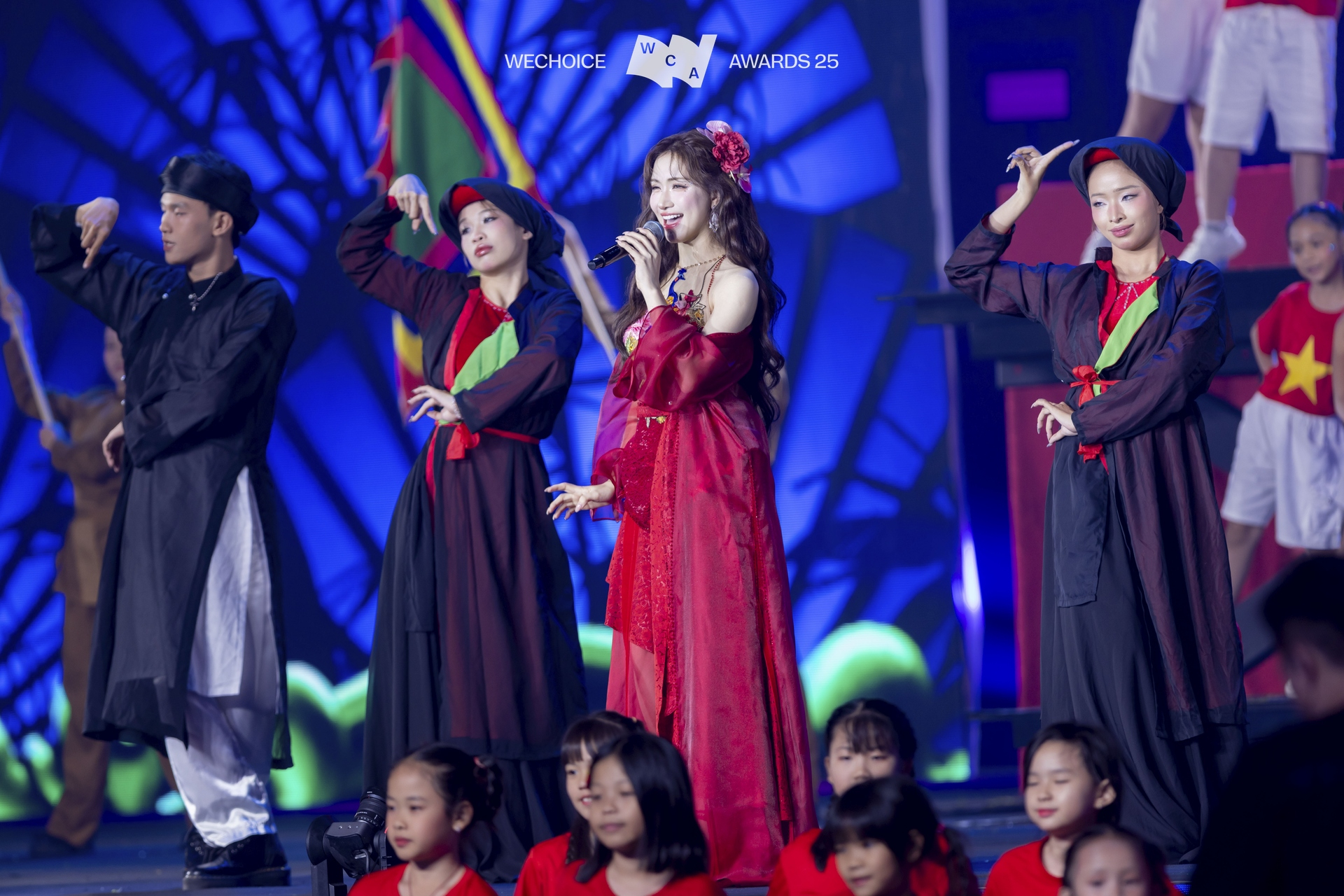 Hành động tinh tế của Hòa Minzy khi nhận giải Top 21 Nhân vật truyền cảm hứng tại WeChoice Awards 2025- Ảnh 4.