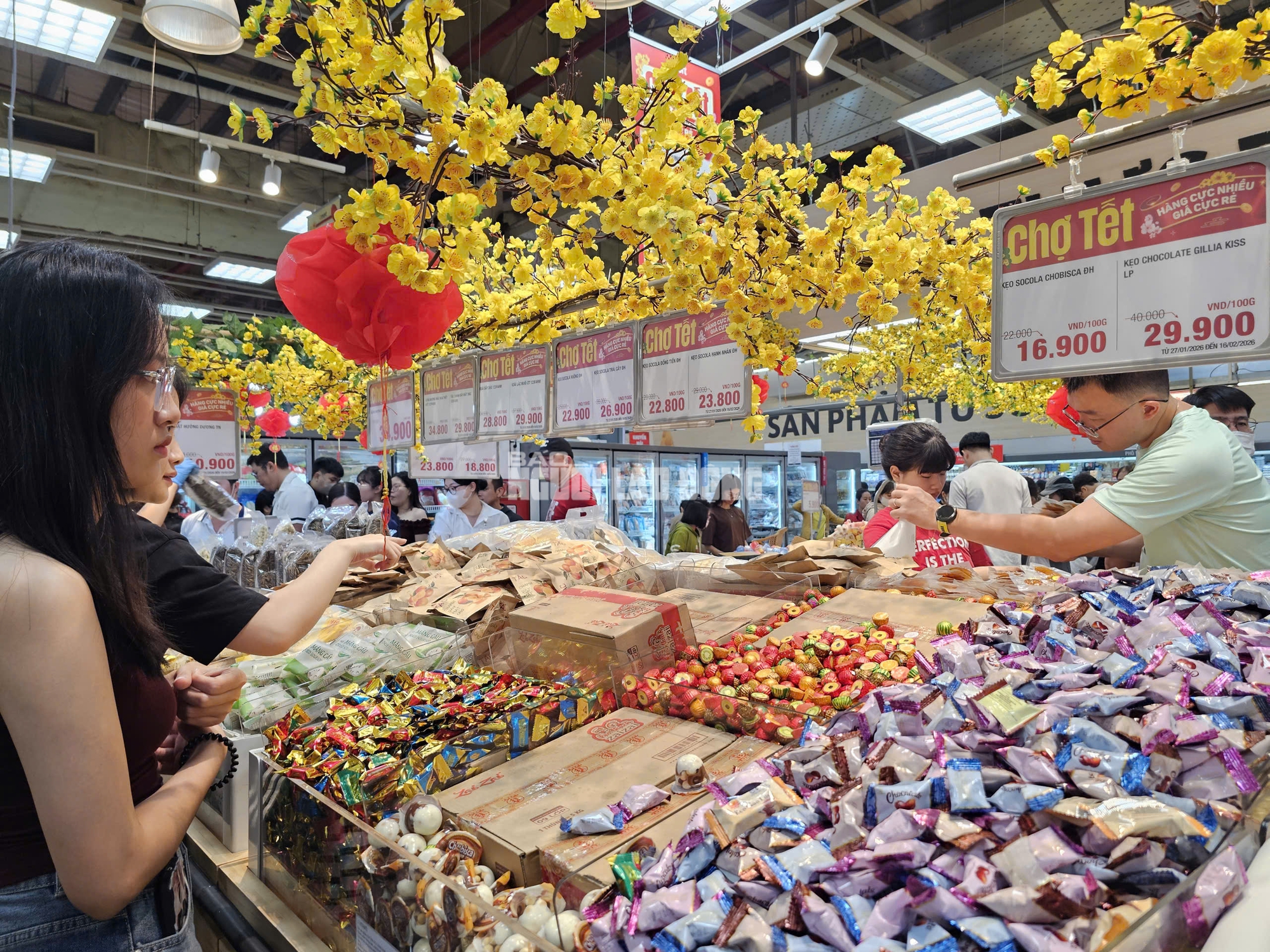 Siêu thị TPHCM đông khách mua sắm Tết 2026 với hàng hóa đa dạng và ưu đãi hấp dẫn - Ảnh 4.